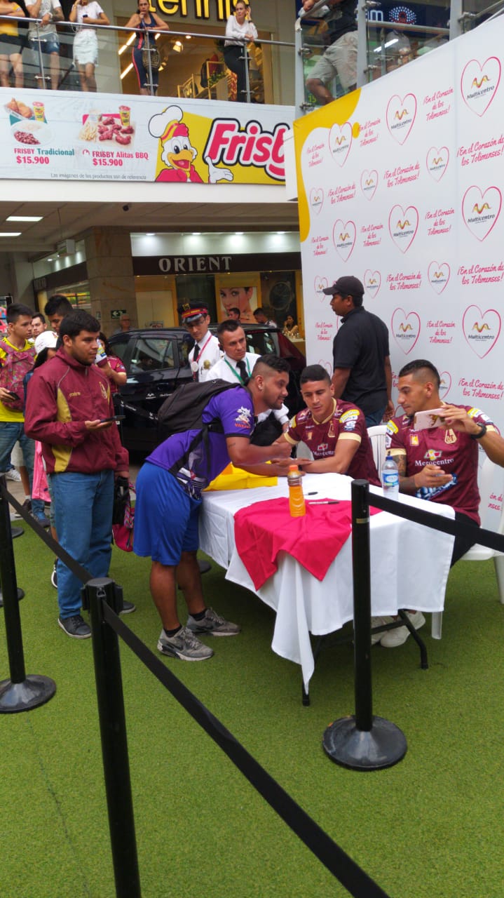 Daniel Cataño y Jeison Gordillo firmando autográfos 3