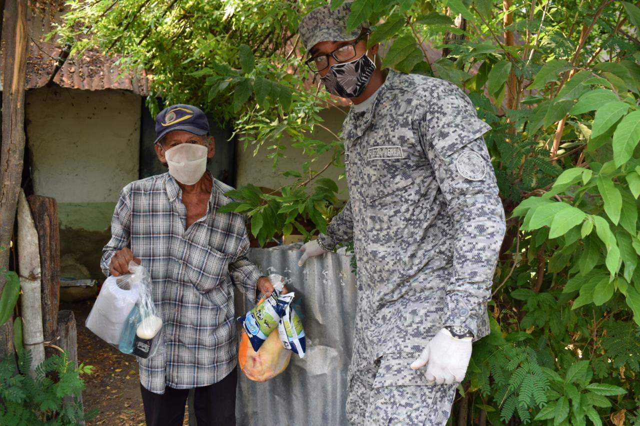 Fuerza Aérea Colombiana entregó ayudas humanitarias a las familias de Flandes