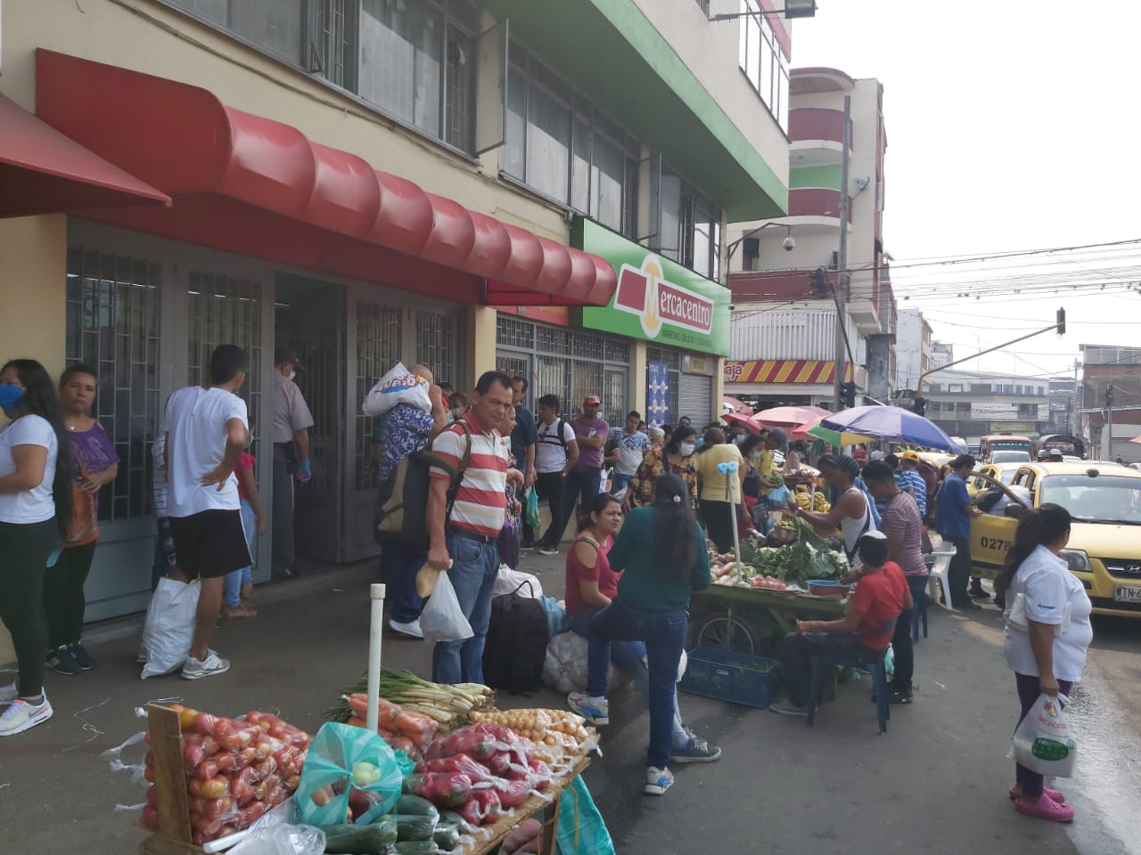 Largas filas en los supermercados de Ibagué