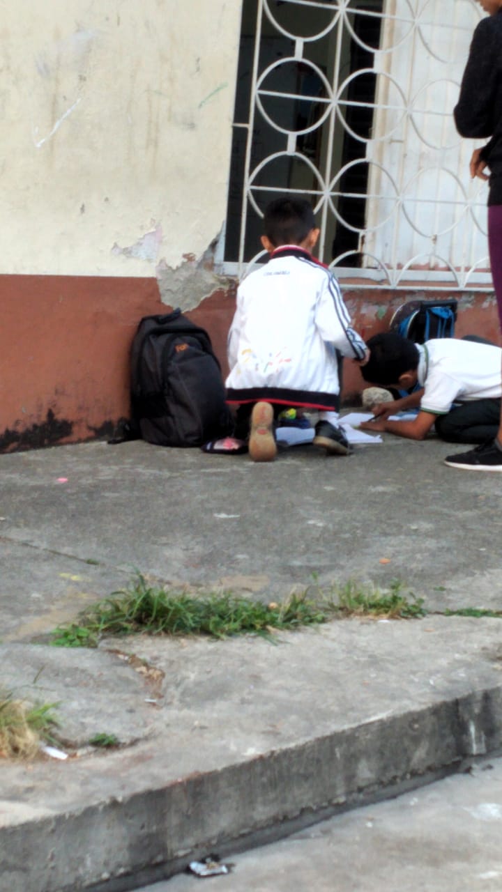 Niños recibiendo clase en la calle en Ibagué