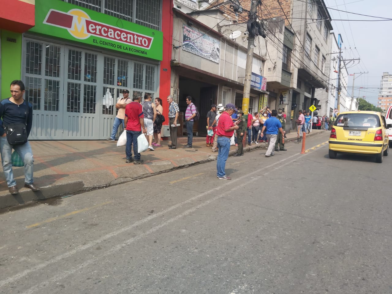 Largas filas en los supermercados de Ibagué