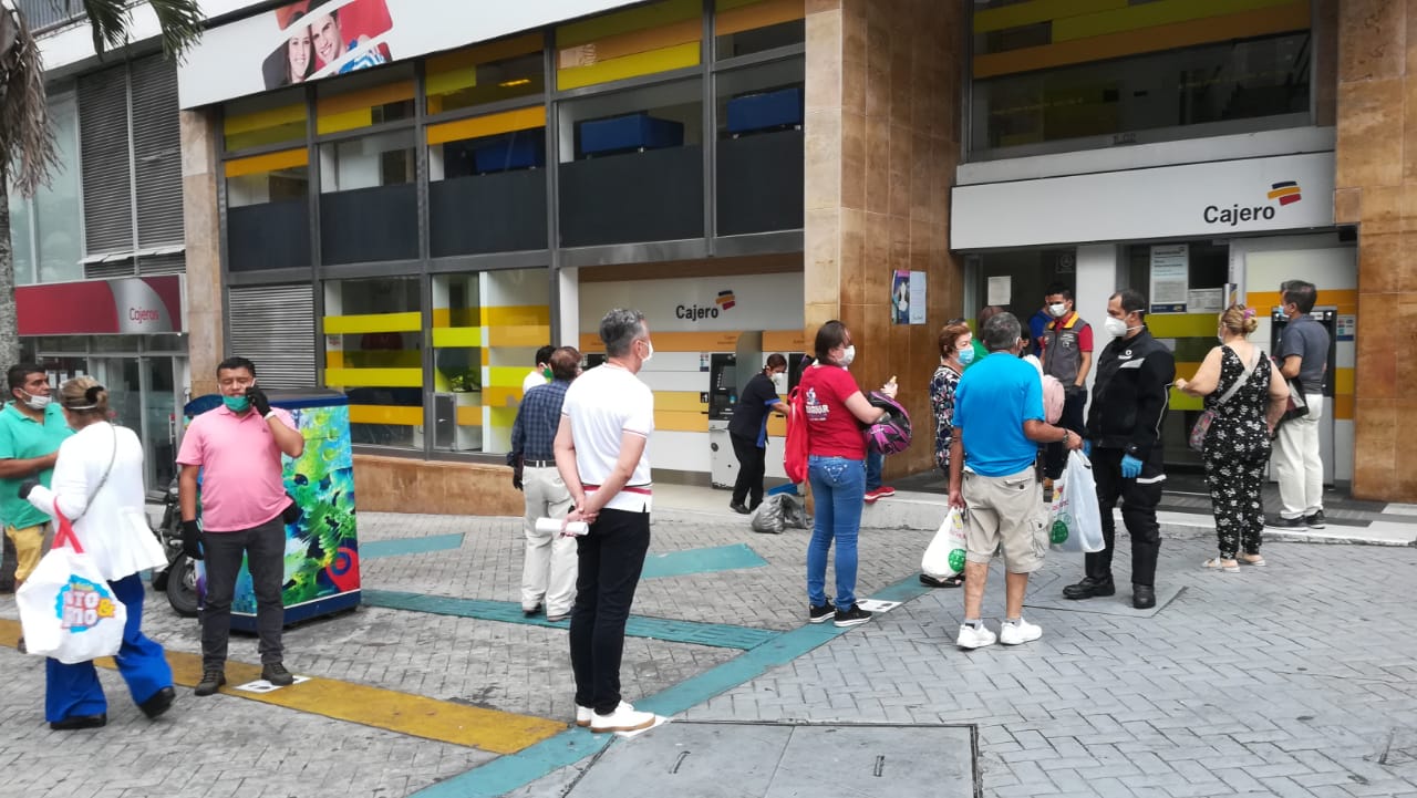 Largas filas en bancos de Ibagué