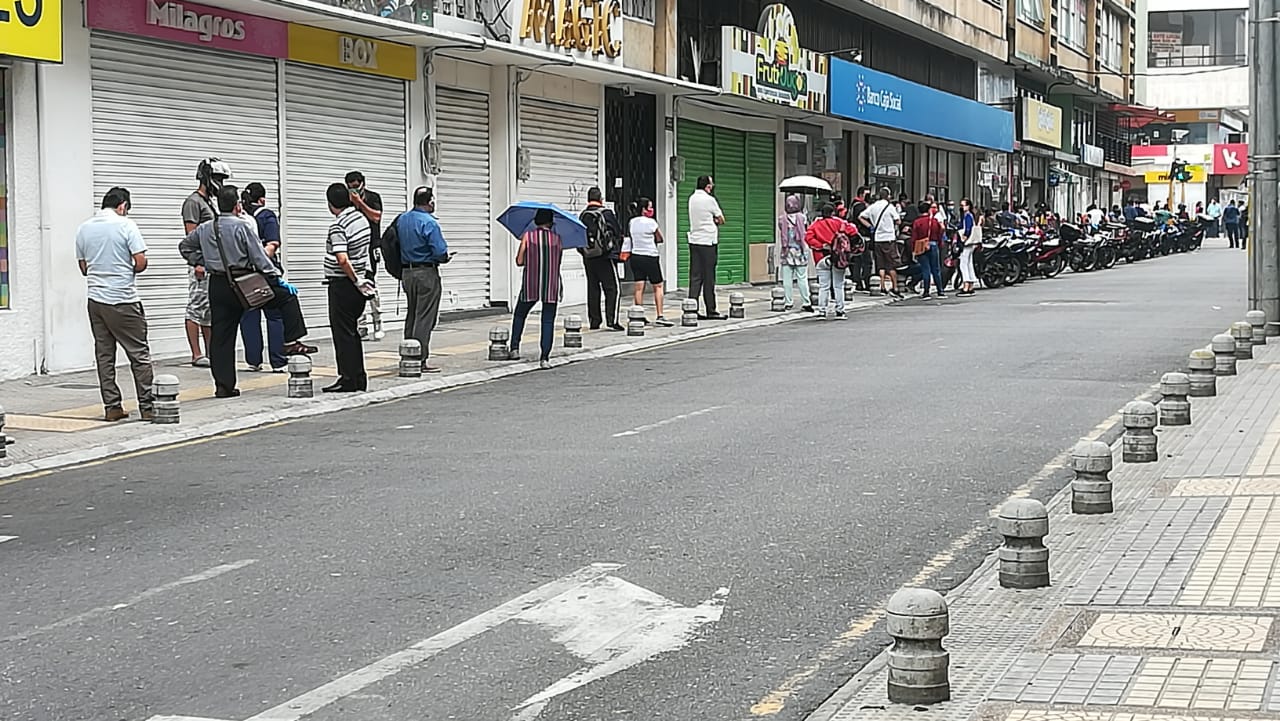 Largas filas en bancos de Ibagué