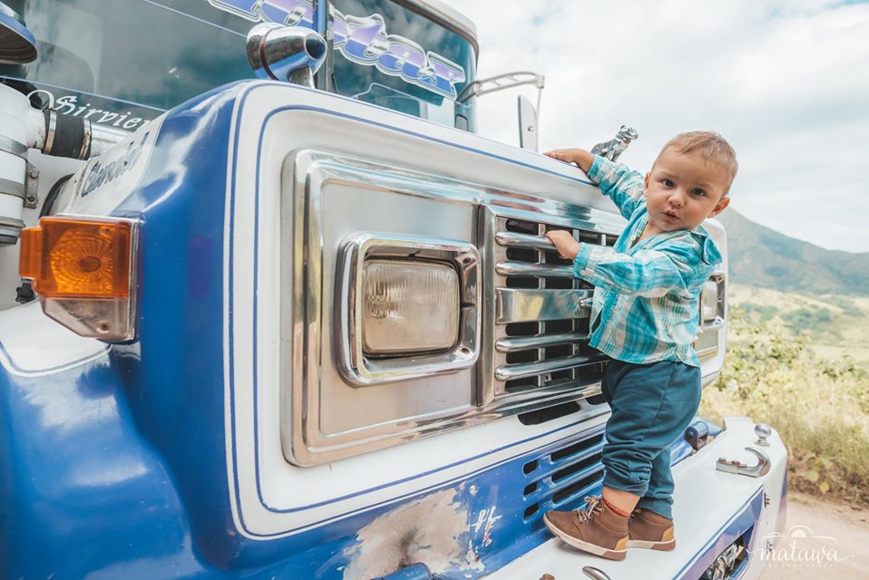 Niño sobre un bus de Velotax