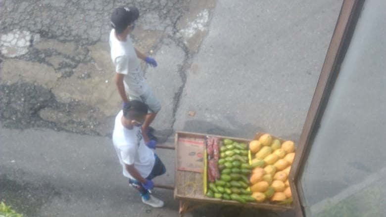 La venta de frutas y verduras, mazamorra, buñuelos, bolsa para basura, tapabocas y controles para el televisores, sin control en Ibagué