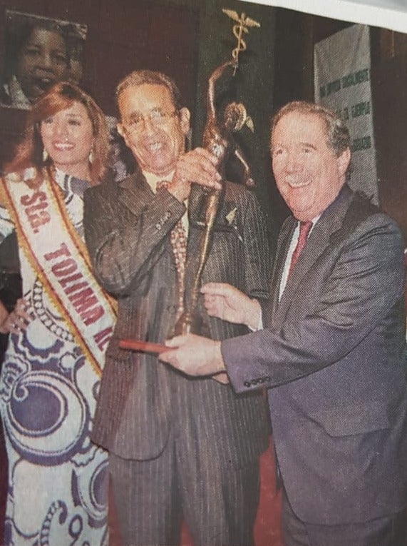 Así registraba la prensa cuando Jose A Sierra fue galardonado con el Mercurio de Oro