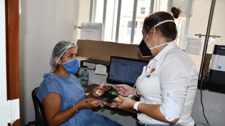 Personal femenino como médicos, enfermeras, auxiliares y administrativas, recibieron algunos elementos