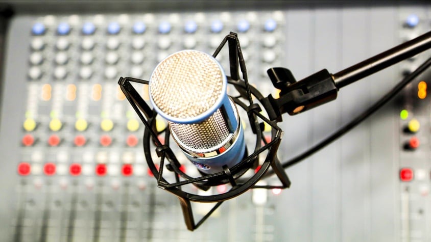 Son 88 medios de comunicación los que se van a contratar, por lo que se vio la necesidad de contratar un operador