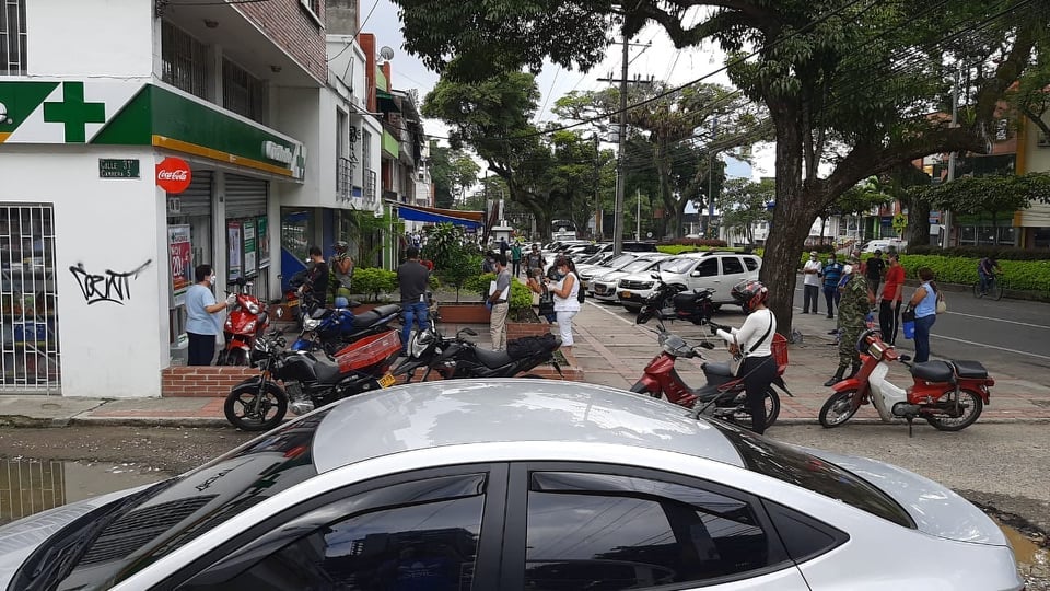 Muchas personas sin las medidas de seguridad preventiva obligatorias para contener la propagación del virus