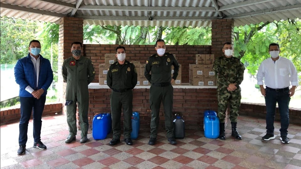 Alcohol y gel antibacterial fueron los elementos de bioseguridad entregados a la fuerza pública