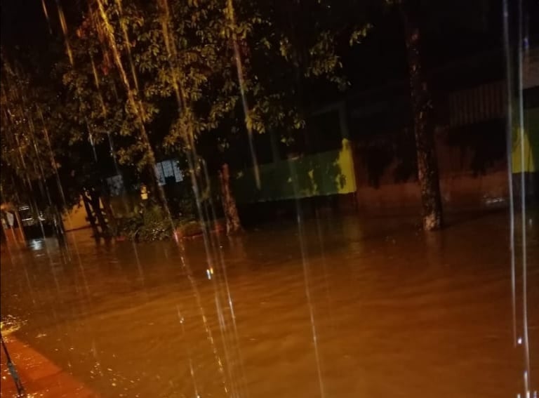 La situación más delicada se presentó en el Barrio Belén, donde el nivel de la inundación alcanzó más de un metro de altura