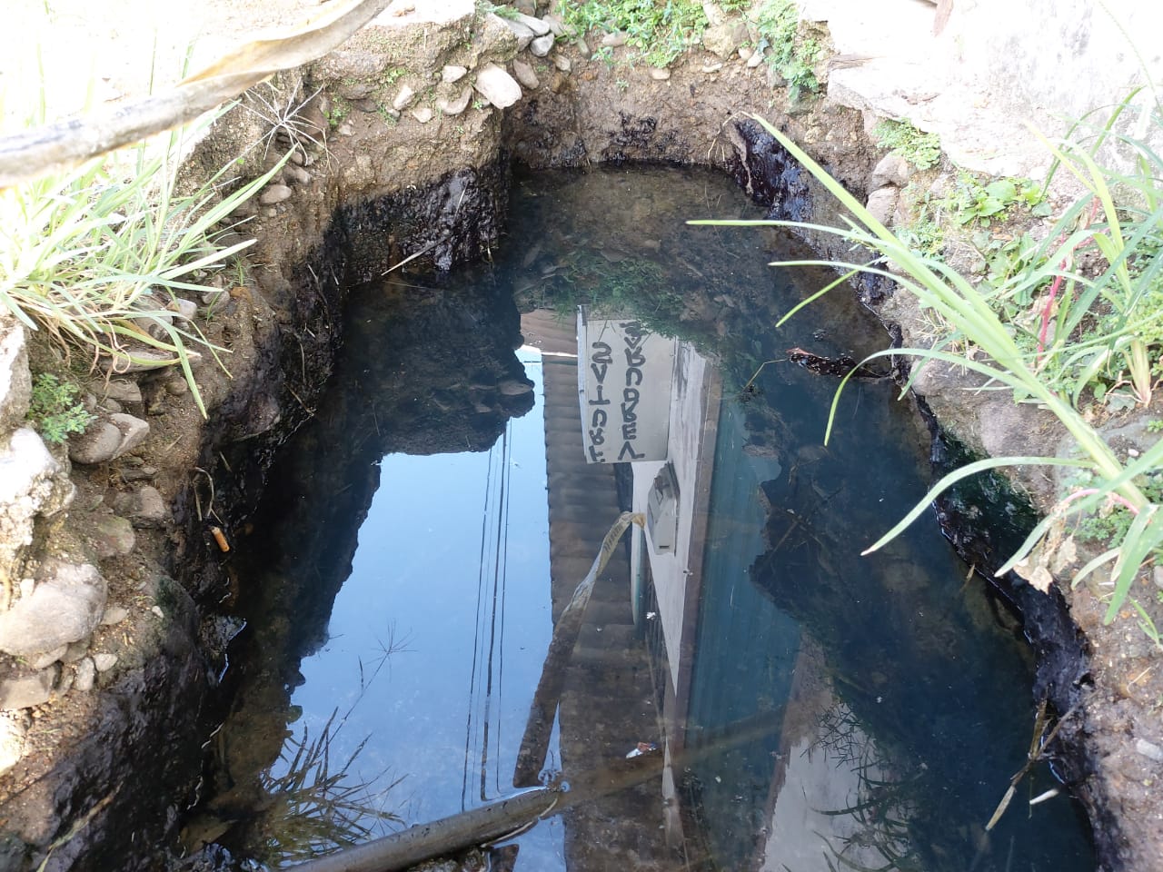 Fuga de aguas negras y malos olores