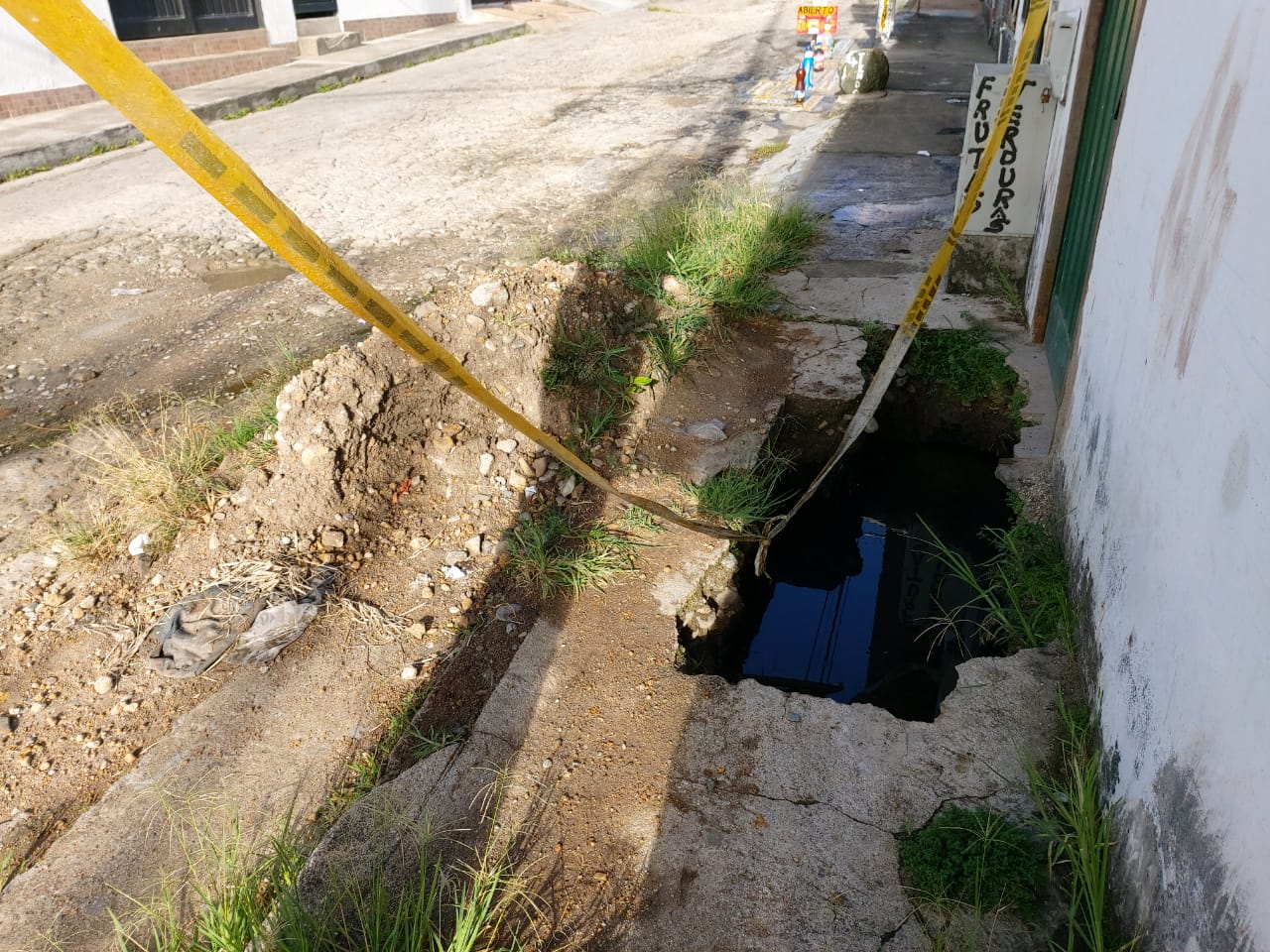 Fuga de aguas negras y malos olores