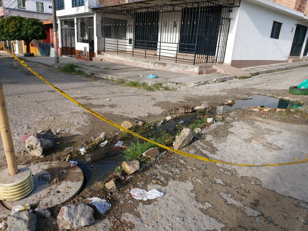 Fuga de aguas negras y malos olores