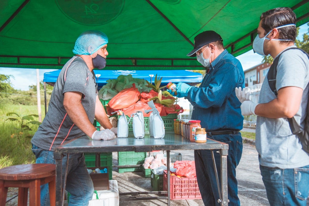 A esta hora en el barrio Parrales campesinos están comercializando sus productos