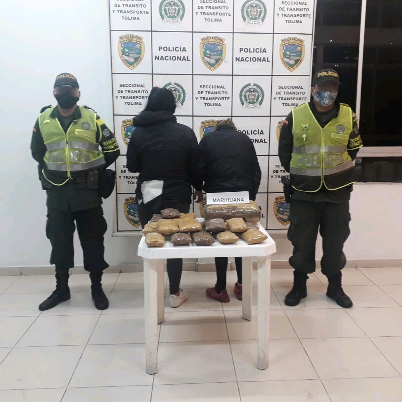 Mujeres cargadas de marihuana en Ibagué