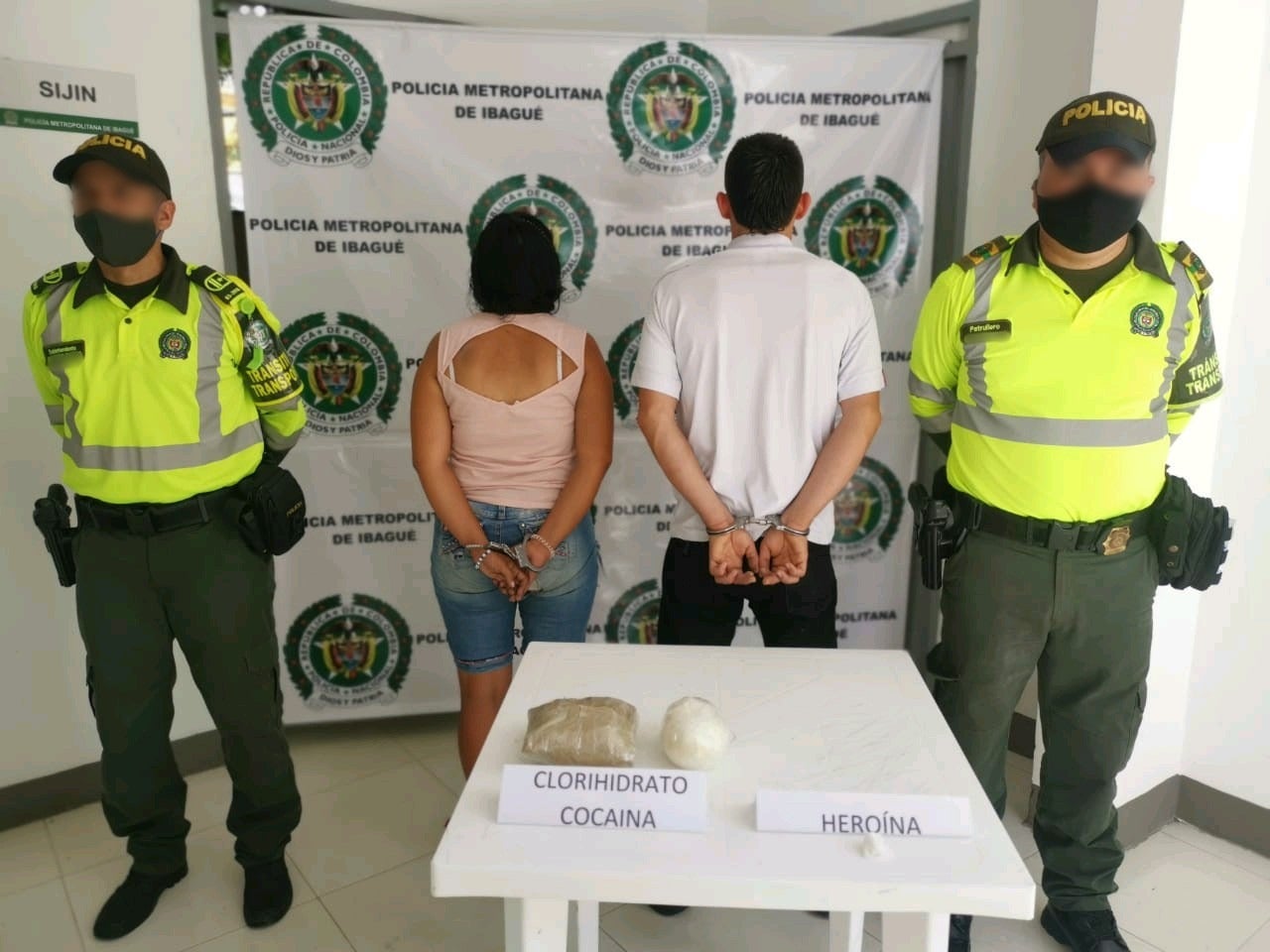 Pareja cargada de estupefacientes