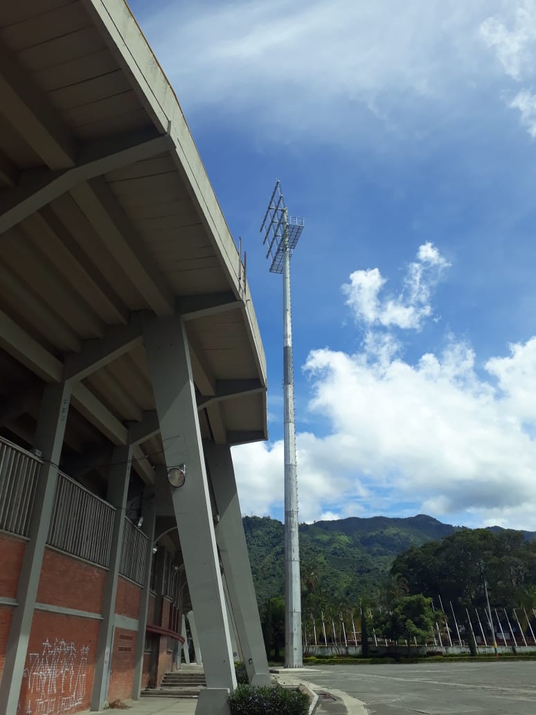 Retiran luminarias del Estadio Manuel Murillo Toro