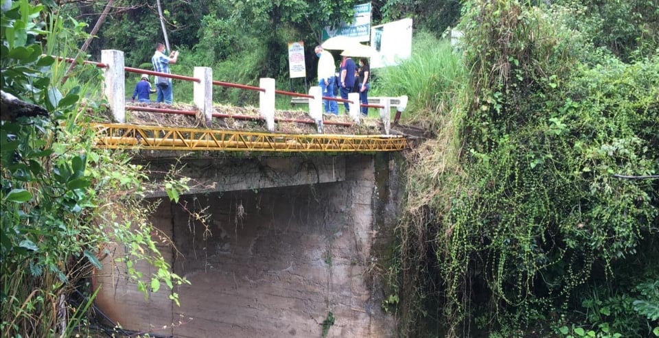 Inspección de varios tramos viales que recorrió en compañía de la alcaldesa de la localidad, Margoth Morales Rodríguez