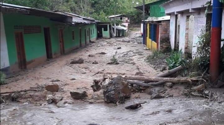 Crecimiento de una quebrada en Rovira y deslizamientos en Cajamarca