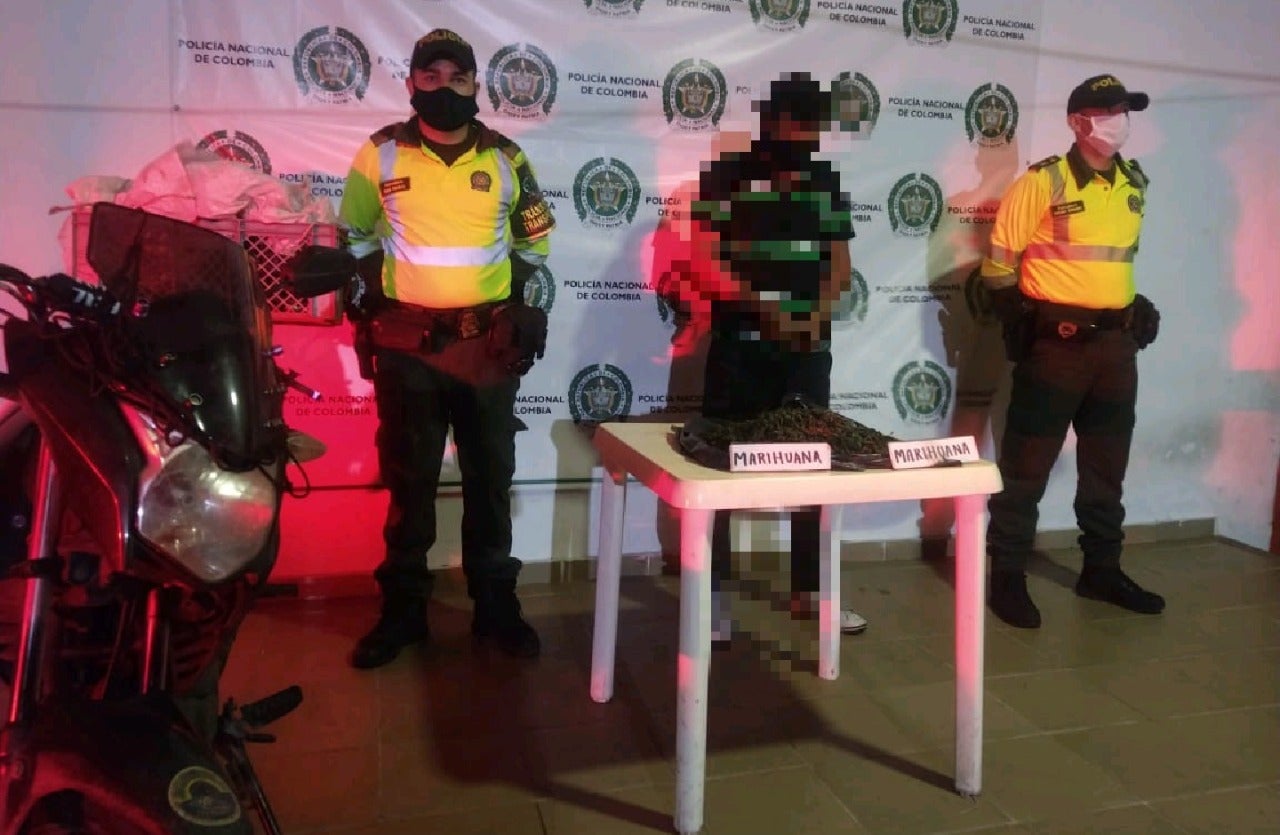 Droga encaletada en las llantas de una moto