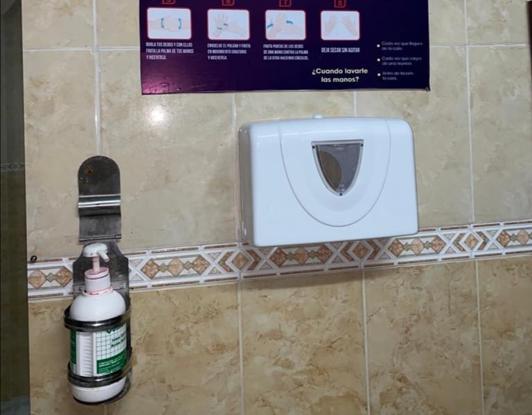 No estaría cumpliendo con el suministro de elementos de desinfección ni toma de temperatura