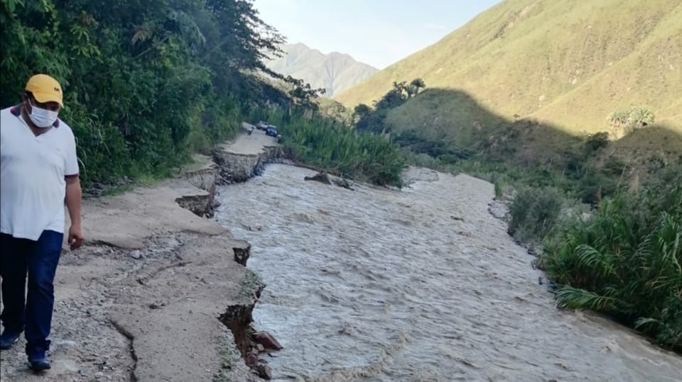 La emergencia se registró en el sitio La Reforma Kilómetro 56, donde la creciente del río se llevó 120 metros de carretera