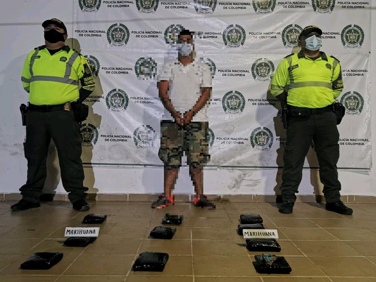 El hombre fue sorprendido por las autoridades seccionales que realizaban operativos en la terminal de la municipalidad.