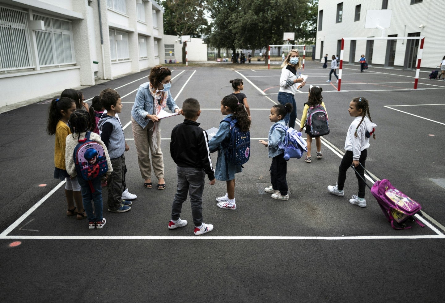Regreso de niños a colegios en Francia