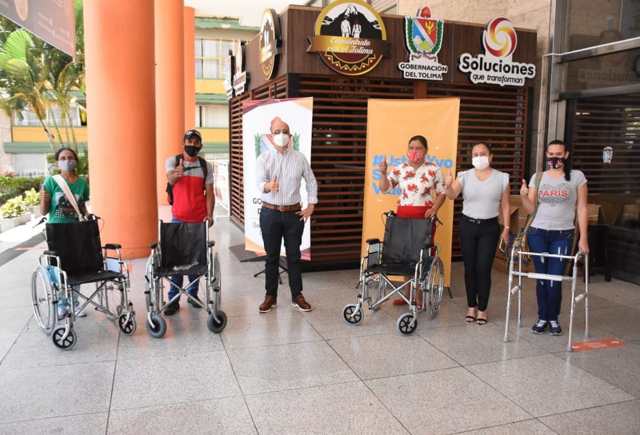 Entrega de sillas de ruedas en el Tolima