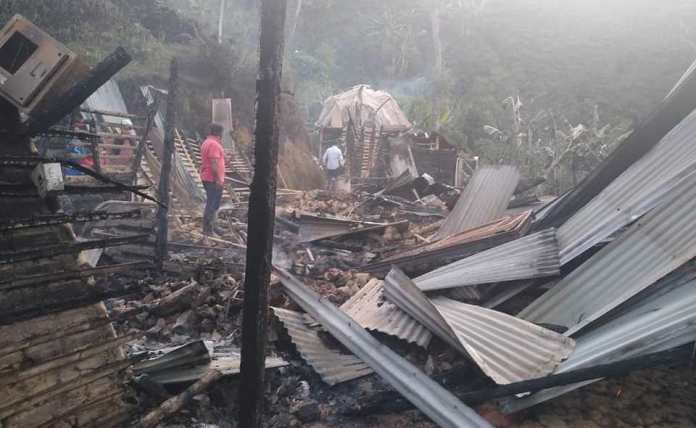 Un corto circuito ocasiono la perdida de una vivienda en timana Huila.