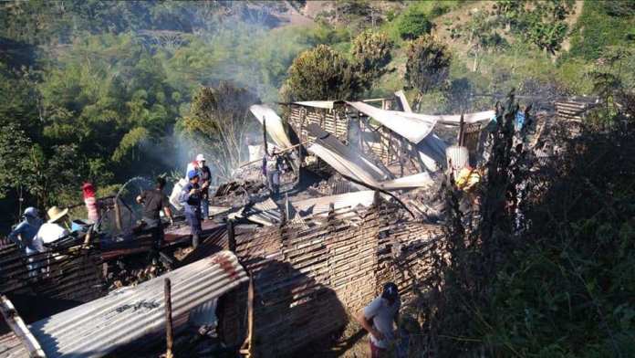Voraz incendio arrasó por completo una vivienda en vereda de Timaná