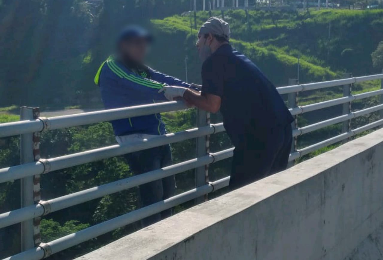 Al parecer el hombre de 38 años viene atravesando por varios problemas depresivos. Paramédicos de la empresa SEM le salvaron la vida.