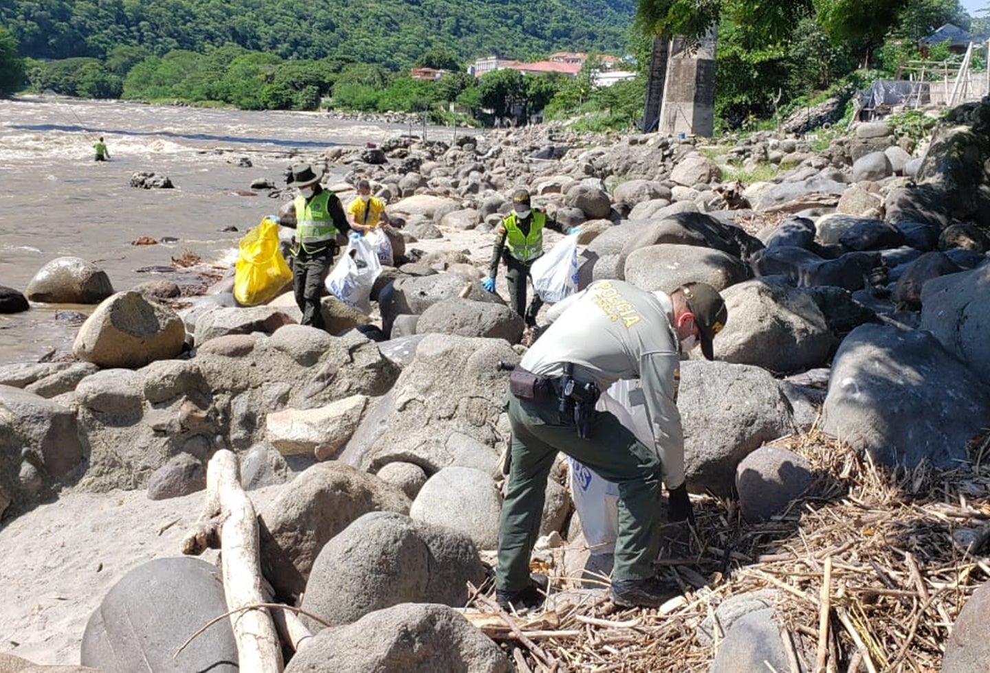 Recolección basuras río Magdalena
