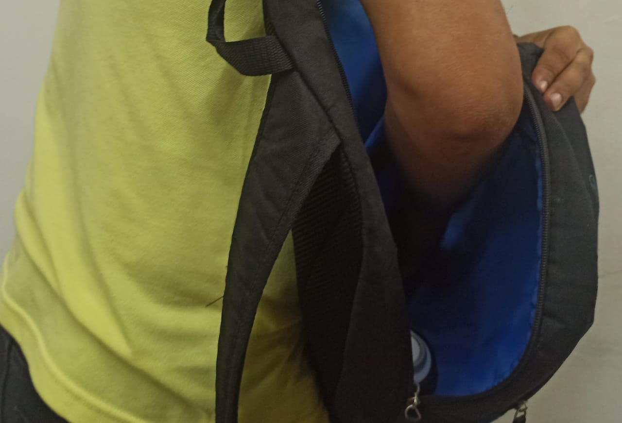 La profesional de la salud hacía su ruta prenatal en un vehículo y en un descuido dos sujetos en moto metieron la mano y se le llevaron sus pertenencias.