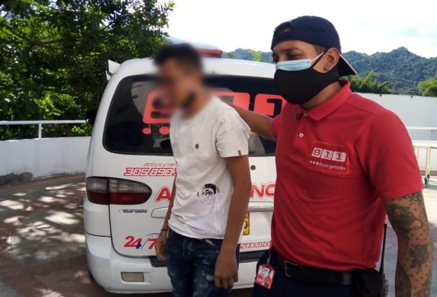 Personal de ambulancias 911 nuevamente lograron persuadir y ‘agarrar’ al hombre que señaló que nada le estaba saliendo bien.