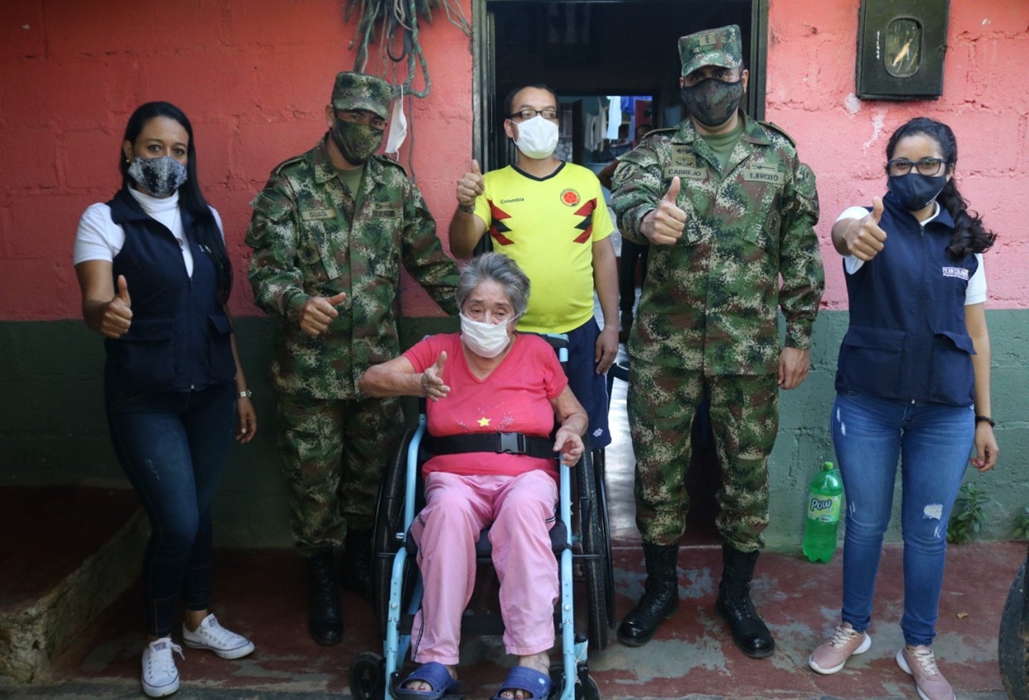 Abuelitos recibieron sillas de ruedas en Chaparral