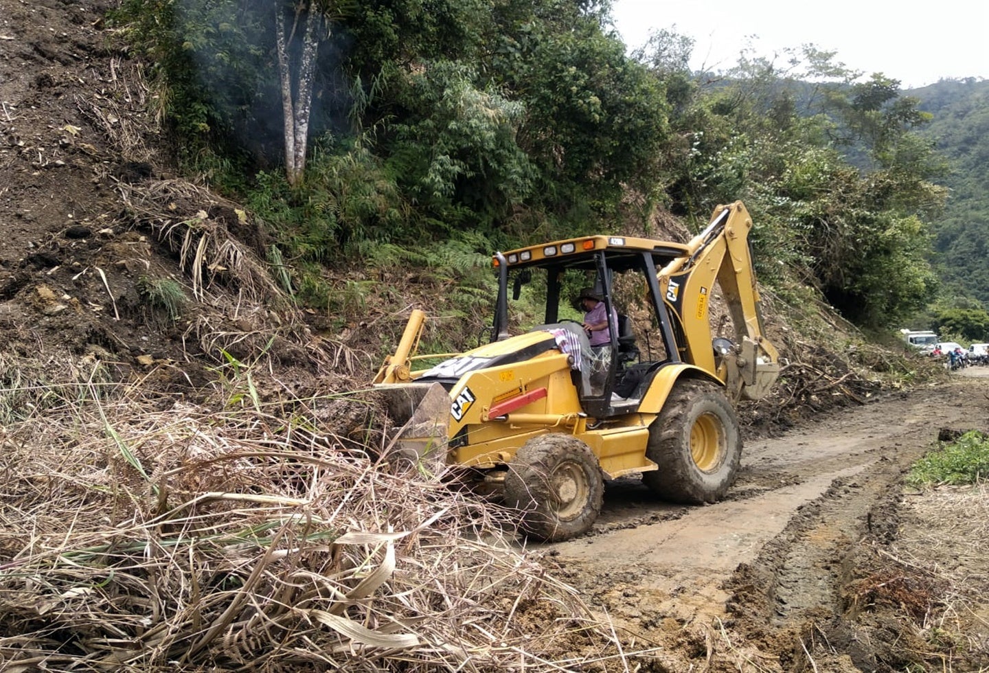 Apoyo en zona rural túneles-tapías