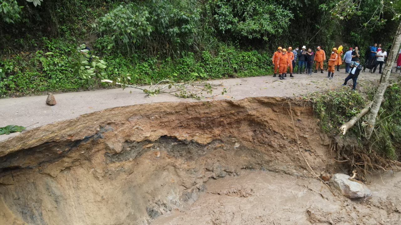 Vía centro poblado de Gallardo en Suaza- Huila,