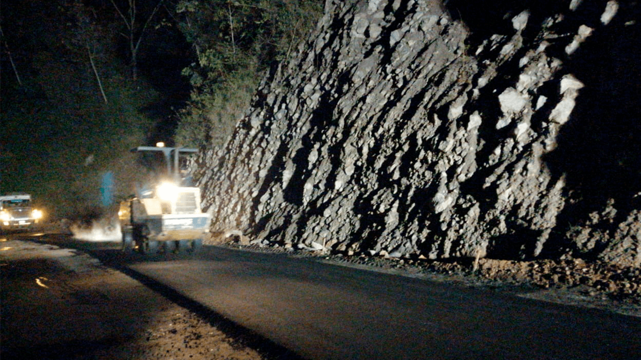 2.Reinician labores de pavimentación de la vía de ingreso a Oporapa al sur del Huila