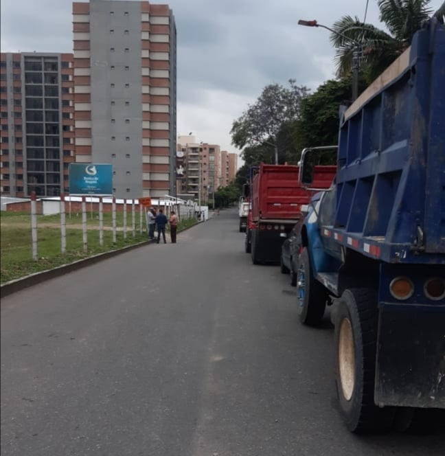 Aproximadamente 80 volquetas, continúan llevando a cabo un platón pacífico