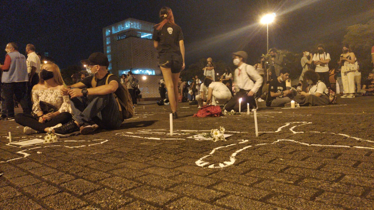 Performance para rechazar las masacres en el país.