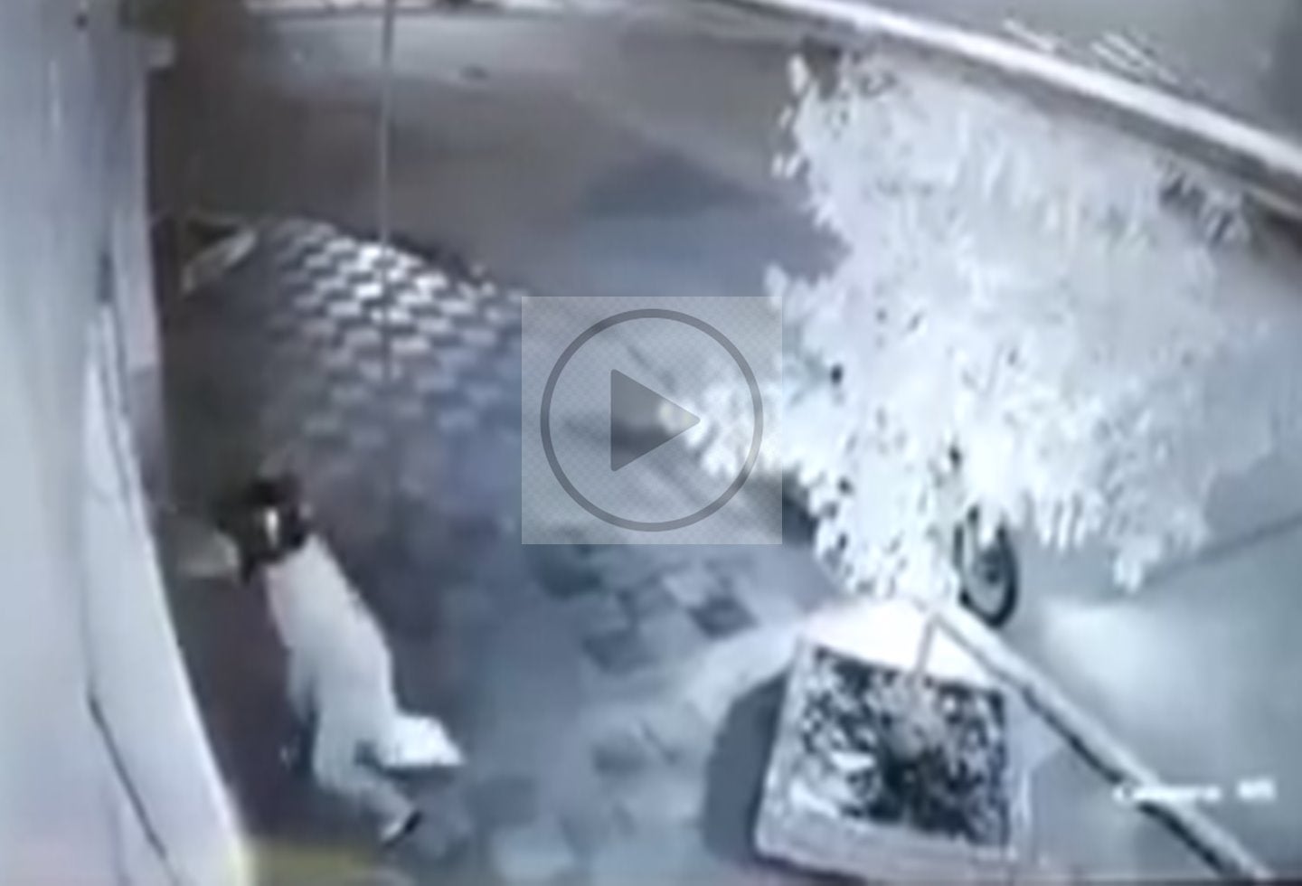 En video dos sujetos que estarían rayando paredes con mensajes de las AGC