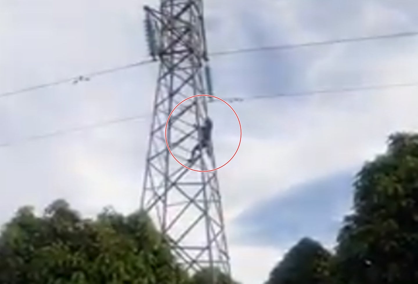 Joven intentó lanzarse de una torre en Chaparral