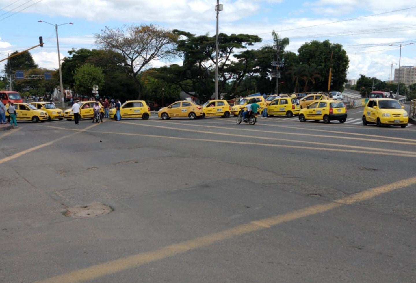 Taxistas esperan la presencia del alcalde y secretario de Gobierno de Ibagué