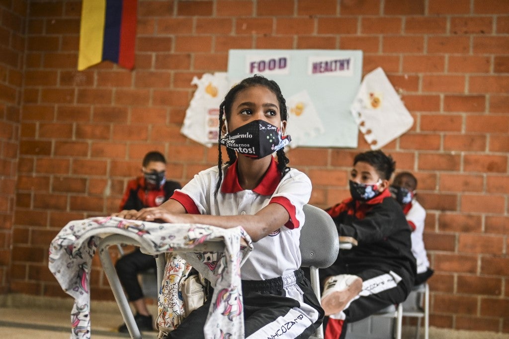 Estudiantes asisten a una clase en una escuela pública en Colombia.