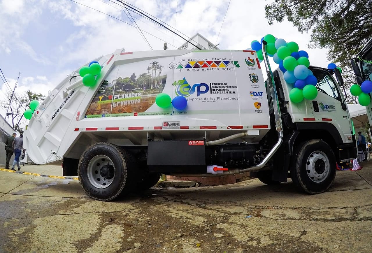 Carro recolector de basuras en Planadas