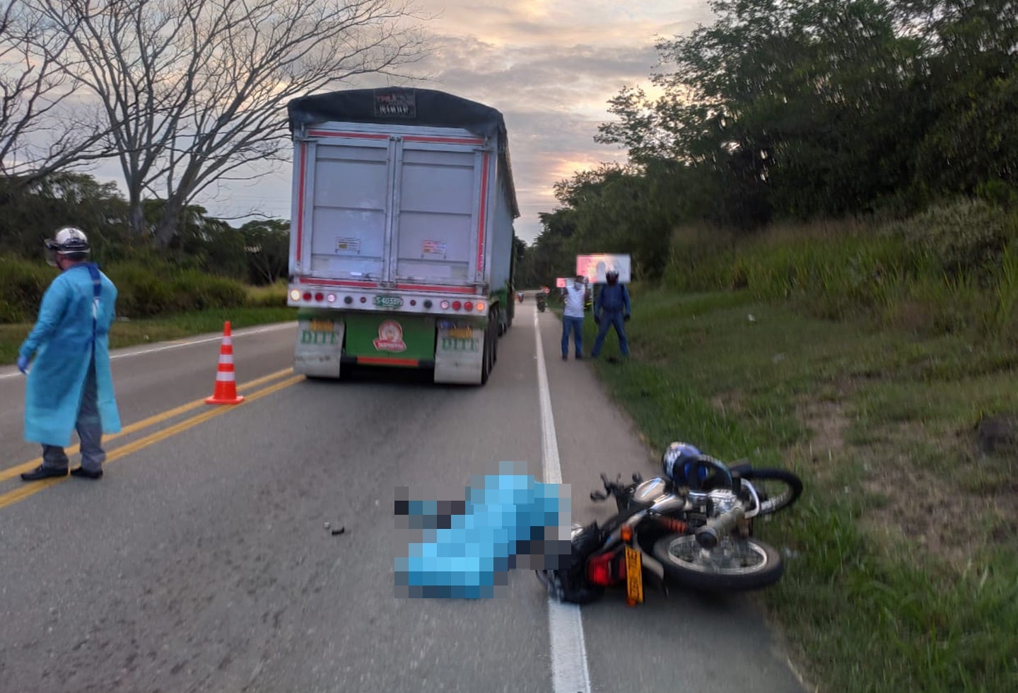 Falleció motociclista tras chocar con tractocamión en inmediaciones del peaje de Alvarado