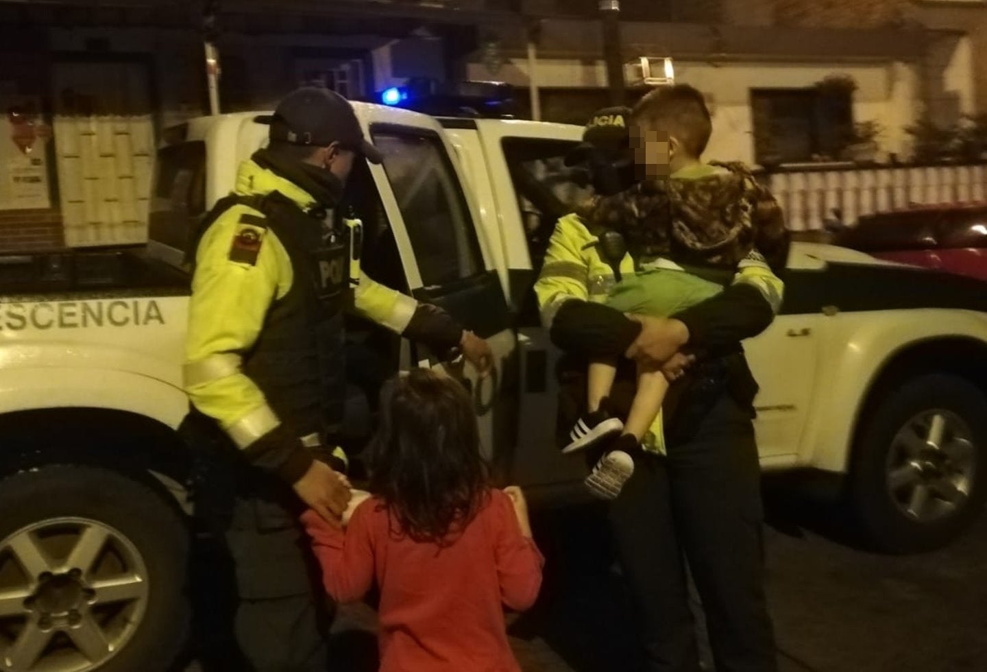 Habitante de calle encontró dos niños a la madrugada y los entregó a la policía