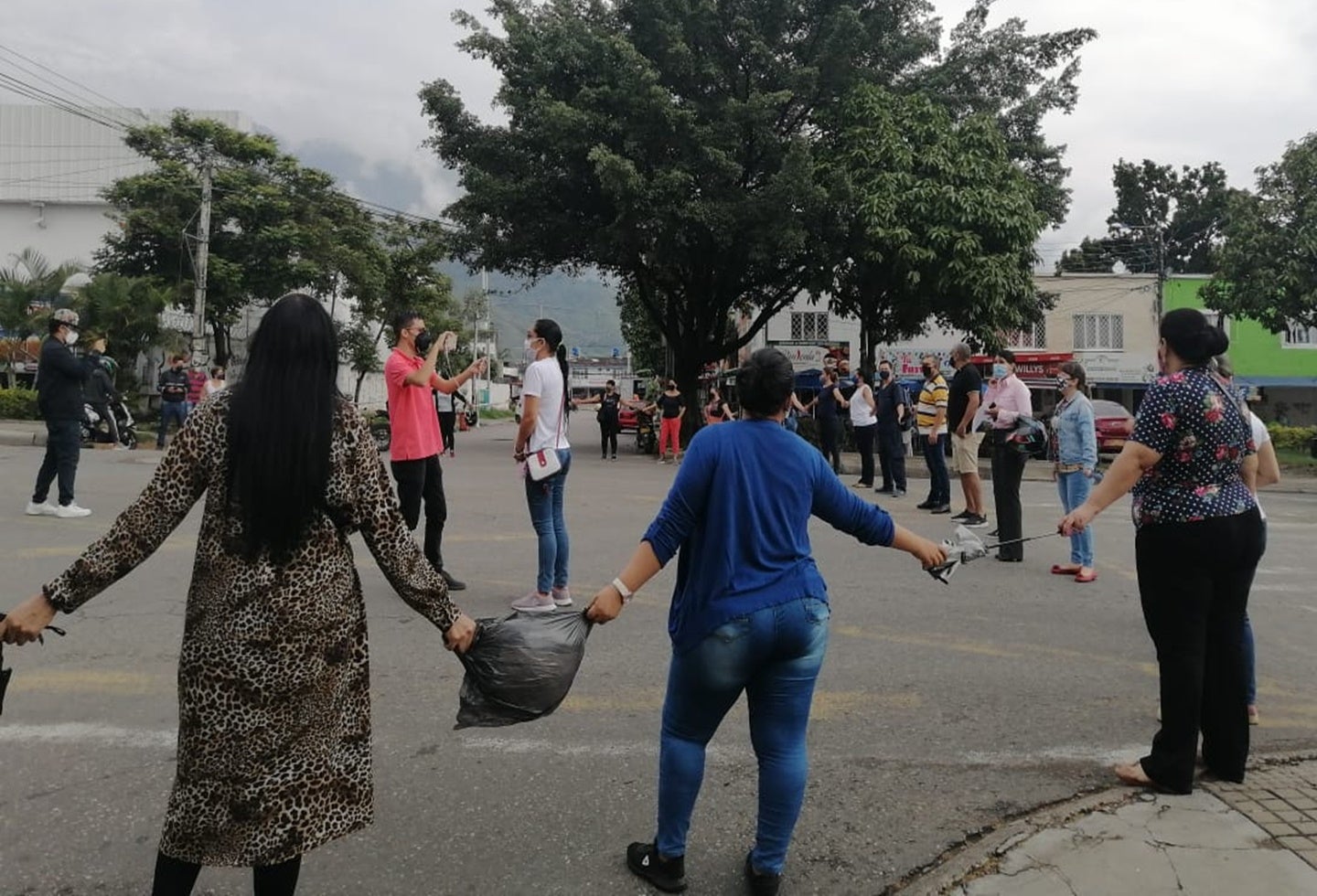 Padres de familia del Colegio Comfatolima bloquearon las vías por Quinta en Ibagué